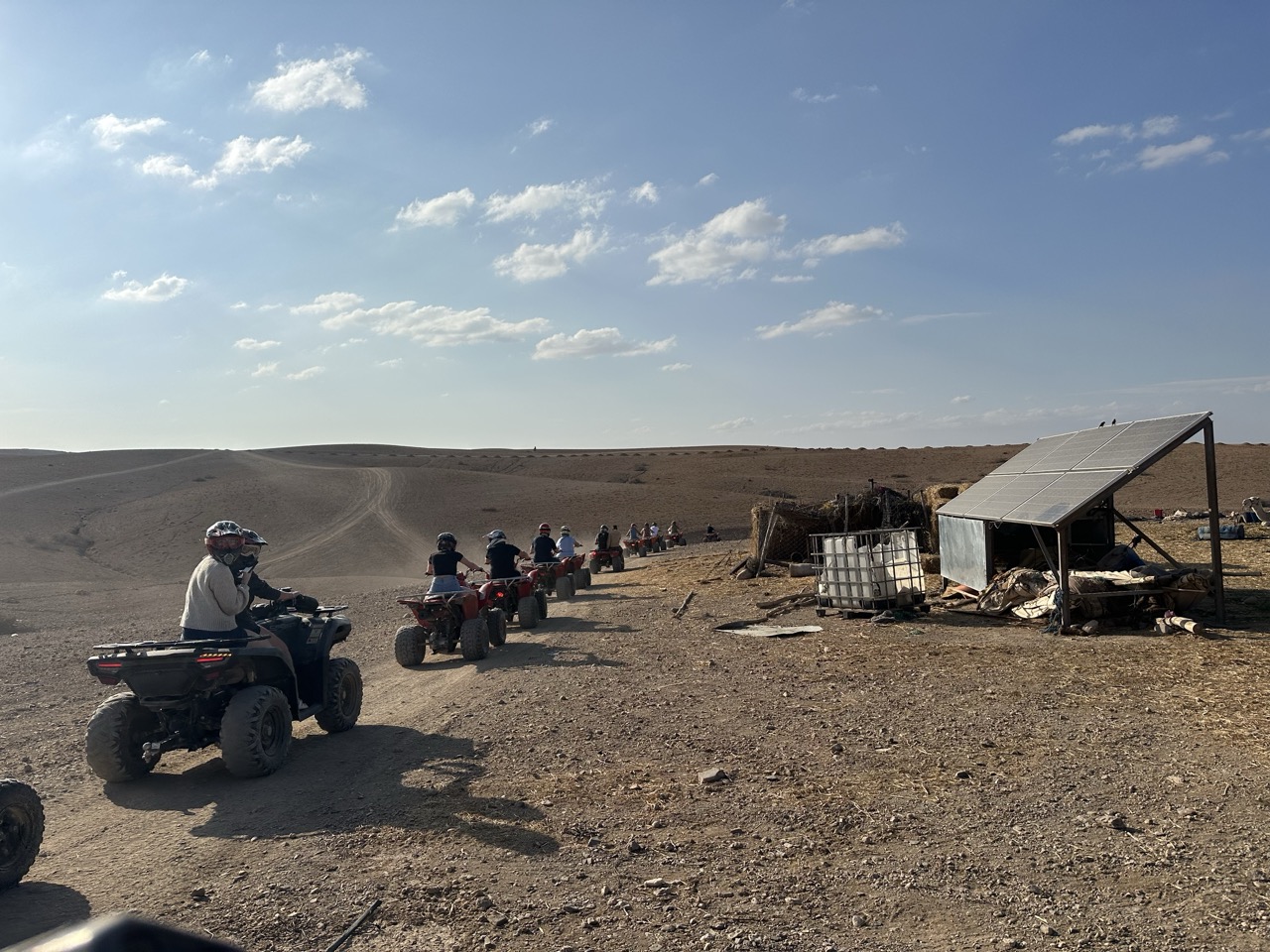 Profitez d’une heure d’évasion totale au cœur du désert d’Agafay à bord d’un Quad 450cc.