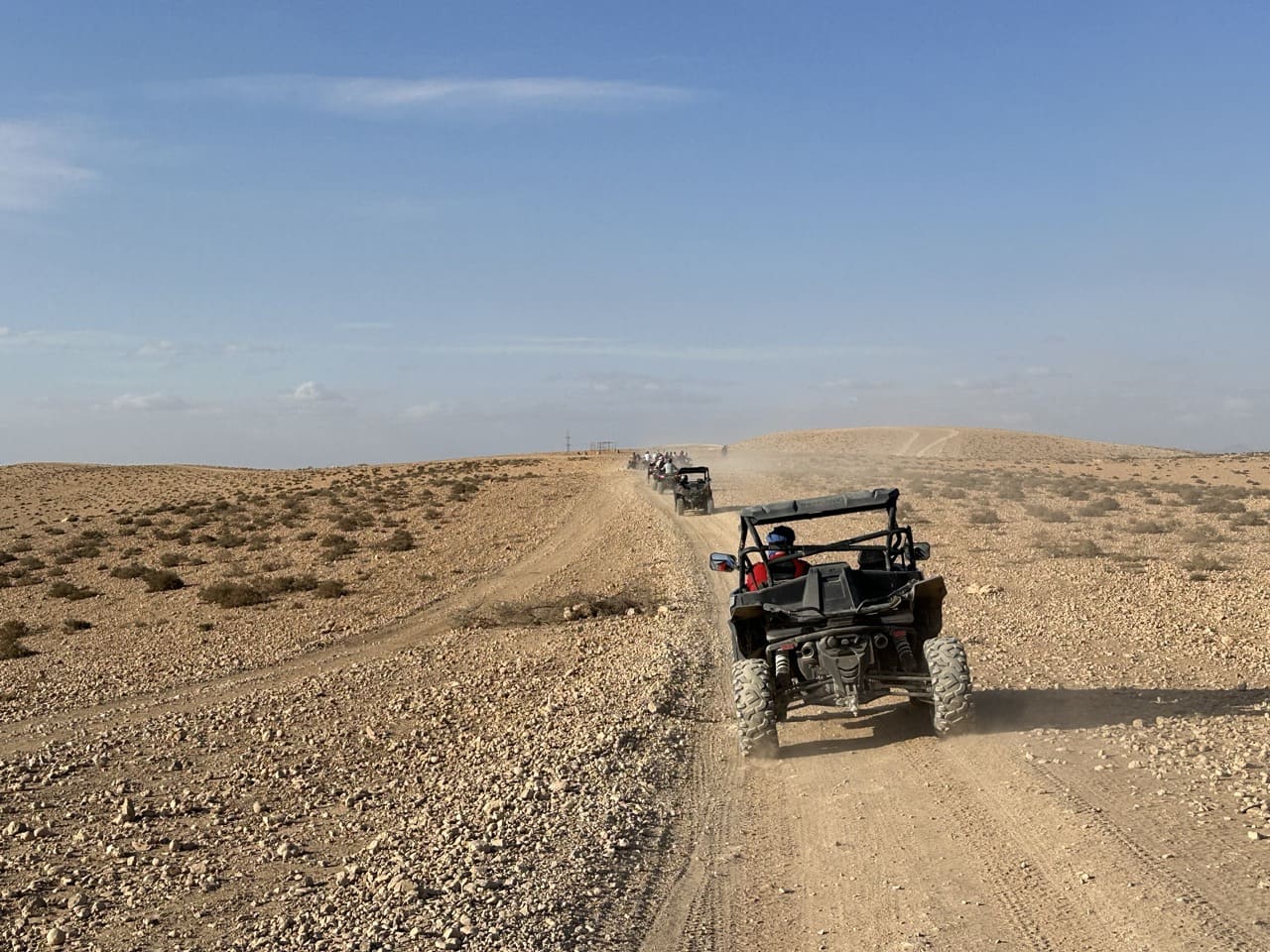 Partez à la découverte du désert d’Agafay en buggy 1000cc : 2 heures d’évasion et d’aventure inoubliable.