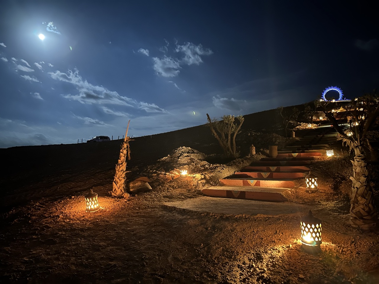 Succombez au charme d'Agafay avec ce pack exclusif : une aventure en buggy, un dîner ou déjeuner accompagné d'un spectacle pour 2 personnes, et un accès gratuit à la piscine.