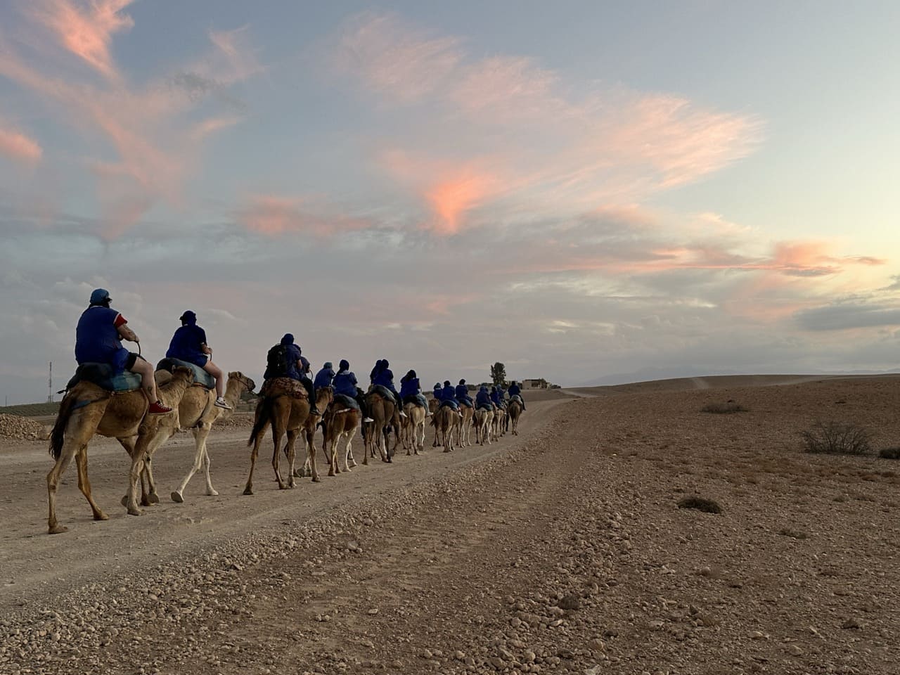 Vivez une aventure unique dans le désert d'Agafay avec ce pack exclusif : Quad et Dromadaire, incluant le transport aller-retour depuis Marrakech.